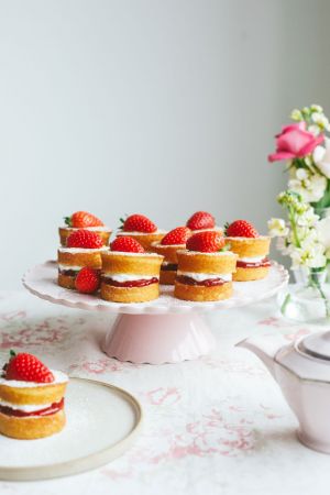 Mini victoria sandwich cakes with fresh strawberries using Lakeland Dairies cream