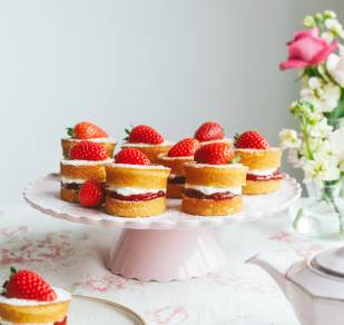 Mini victoria sandwich cakes with fresh strawberries using Lakeland Dairies cream